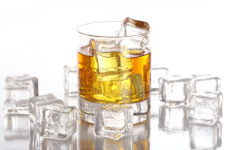 Szklanka z whisky i lodem