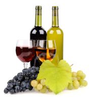 Butelki wina, kieliszki i winogrona